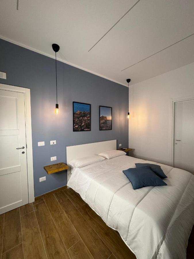 Conte Di Mola 67 Bed & Breakfast